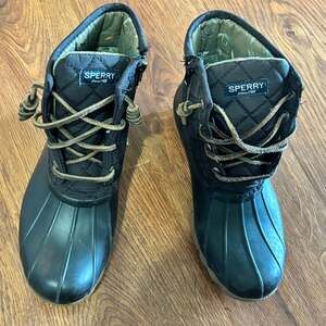 Sperry Saltwater Quilted Nylon Duck Boots Size 8 Black STS94063